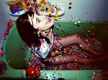 upojona szczęściem.