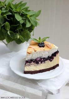 serniczek z jagodami i bezą