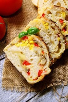 Chlebek faszerowany

PRODUKTY:

Ciasto:

280g mąki pszennej
10g drożdży
1 łyżeczka soli
0,5 szklanki ciepłej wody

Farsz:

0,5 słoiczka pieczarek marynowanych najlepiej już w pl...