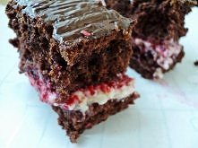 Ciasto czekoladowe z kremem mascarpone i malinami

Składniki na ciasto:
150 g masła
2 łyżki jogurtu naturalnego
2 łyżki miodu
180 g brązowego cukru
2  jajka
150 g mąki pszennej
...