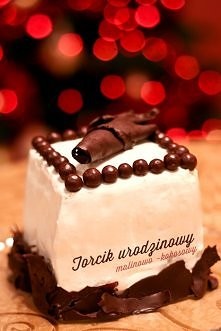 Torcik urodzinowy malinowo - kokosowy z bitą śmietaną