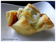 Szybkie szarlotki w cieście francuskim- przepis znajduje się na blogu kulinarnym "Taste Eat"