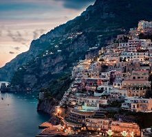 Między wodą a górami, takie miejsca dla mnie są najpiękniejsze i jeszcze to miasteczko ciekawe gdzie to takie miejsce można znaleźć ...