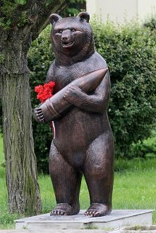 Pomnik polskiego żołnierza  - niedźwiedzia Wojtka. Brał między innymi udział w bitwie pod Monte Casino. Nosił amunicję, jeździł czołgiem, stale pomagał żołnierzom polskim. Przes...