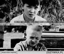 Chłopiec w pasiastej piżami...