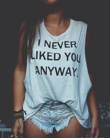 biały top z nadrukiem