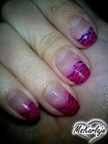 Ciemny różowy lakier nakład...