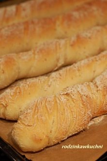 Bagietka - królowa wszystkich bagietek
Składniki:
4 szklanki mąki (użyłam pszennej typu 650) 
1 szklanka mleka 
1 szklanka wody 
2 łyżeczki masła 
2 łyżeczki cukru 
2 łyżeczki s...