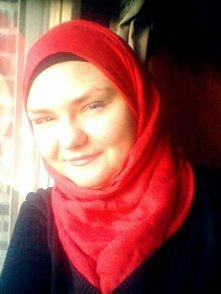 Piękny malinowy szalik i ciemno różowa szminka, do tego usta obrysowane kredką przez co wydają się większe :)