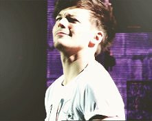 Lou ; To mnie przeraża... Tu jest tak wiele marchewek ! Kiedy ja je zjem ? gif <3