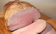 Szynka domowa 1 kg szynki wieprzowej 100 g soli 2 łyżki majeranku 1/2 łyżeczki pieprzu 2 posiekane ząbki czosnku 3 ziarenka ziela angielskiego 1 duży listek laurowy Zaczynamy wi...