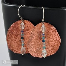 Kolczyki dostępne w Przymierzalni w galerii Grupart.pl. Duże, oryginalne kolczyki wykonane ze srebra pr 925, miedzianych tarcz ręcznie formowanych (kutych) i oksydowanych oraz m...