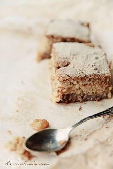 Szarlotka razowa

 3 szklanki mąki pszennej razowej
 szczypta soli 
 1/2 łyżeczki proszku do pieczenia
 1/2 łyżeczki sody oczyszczonej
 1 łyżeczka cynamonu
 100 g margaryny do p...