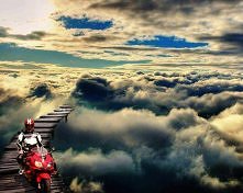 Wznoszę ręce do góry krzycz...