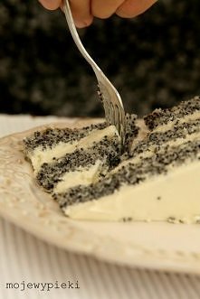 Tort makowy z kremem z biał...