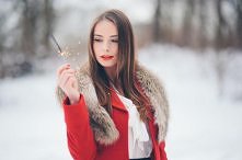 zima z czerwonym akcentem