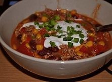 Chili Con Carne - składniki:
mięso wieprzowe mielone (300g)
puszka krojonych pomidorów
puszka kukurydzy
puszka czerwonej fasolki
czerwona papryka pokrojona w kosteczkę
czerwona ...