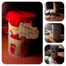 Skarbonka na świąteczne szaleństwa DIY przygotowujemy farbe białą akrylową oraz świateczne wycinki z serwetki oraz klej wikol. Robimy wszystko techniką decoupage