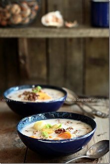 Zupa czosnkowa z orzechami włoskimi 
6-8 porcji 

2 l wody
750g ziemniaków
3-4 marchewki
korzeń pietruszki
6 łyżeczek bulionu (albo 2,5-3 kostki bulionowe)
6 ząbków czosnku 
100...