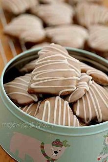 Składniki na około 55 pierniczków:
 300 g mąki pszennej
 100 g mąki żytniej pełnoziarnistej
 2 duże jajka
 130 g cukru pudru
 100 g masła, roztopionego i lekko przestudzonego
 1...