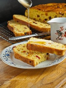 Szafranowa brioche z bakaliami.