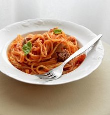 Makaron z tuńczykiem i sosem pomidorowym