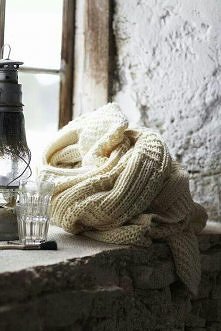 Przyszła zima, śniegiem nasypała
Kwiaty na szybach mrozem wymalowała
Pokryła świat warstwą białego puszku
i zimnem, by każdy najchętniej siedział w łóżku
I jak za dotknięciem cz...