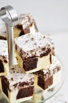 Sernik z kawałkami brownie

Czekoladowe brownie:

6 jajek
220 g cukru
150 g gorzkiej czekolady
250 g masła
40 g ciemnego kakao
180 g mąki pszennej


Całe jajka ubić z cukrem na ...