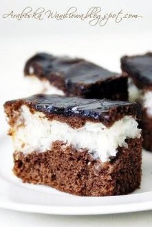 Murzynek z kokosem.

Ciasto:
- 1 kostka margaryny
- 2 szkl. cukru
- 1/2 szkl. wody
- 3 płaskie łyżki kakao
- 4 jajka (białka oddzielnie)
- 2 szkl. mąki
- 1 i 1/2 łyżeczki proszk...