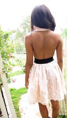 sukienka z odkrytymi plecami