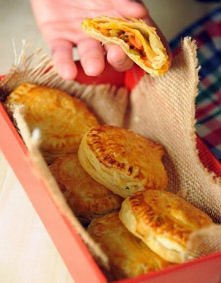 Empanadas z wędzonym kurczakiem


(ok. 20 porcji)
- 2 rolki ciasta francuskiego
- 2 jajka
- 1 łyżeczka gęstej śmietany (opcjonalnie)

Farsz:
- 2 udka wędzonego kurczaka
- 100 g ...