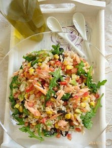 Składniki:

1 woreczek ryżu
100 g łososia wędzonego na ciepło
garść rukoli
½ awokado
½ owocu granatu
3 łyżki kukurydzy
10 czarnych oliwek
2 łyżki oliwy Extra Vergine
1 łyżka sos...