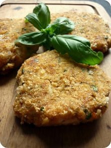 WEGAŃSKIE KOTLETY Z KALAFIORA

- 1 duży kalafior
- pół szklanki bułki tartej
- 2 łyżki mąki kukurydzianej
- 2 cebule
- ząbek czosnku
- 2 łyżki koncentratu pomidorowego
- łyżeczk...