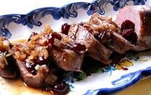 Polędwiczka wieprzowa w żurawinowy-balsamicznym sosie

3 lyzki masla
2 poledwiczki wieprzowe, okolo 250g kazda
1 szklanka posiekanej cebuli
2 lyzki posiekanego swiezego rozmaryn...