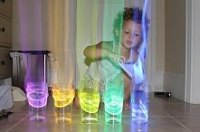 włóż świecące patyczki do s...