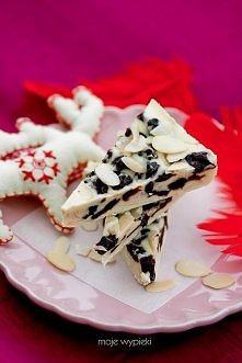 Batoniki z białej czekolady z wiśniami i migdałami

Składniki:

50 ml cherry brandy
150 g suszonej wiśni
300 g białej czekolady
50 g płatków migdałów + do posypania
Wieczór wcze...