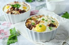 Jajka zapiekane w żaroodpornych miseczkach