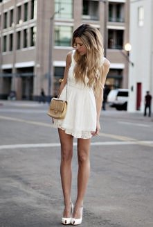 biała luźna sukienka