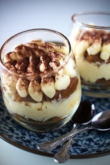 Tiramisu bez Jajek

Składniki na deser tiramisu (2 porcje):

kilka podłużnych biszkoptów tzw. ladyfingers
filiżanka mocnego naparu kawy
250g serka Mascarpone
4 łyżki cukru pudru...