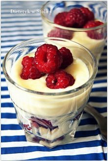 Krem z owocami
szklankę mleka
1 żółtko
1 łyżką mąki pszennej
1 łyżkę mąki ziemniaczanej
2 łyżeczki cukru lub bez cukru
garść malin

Żółtko rozprowadzamy w mleku i gotujemy w ron...