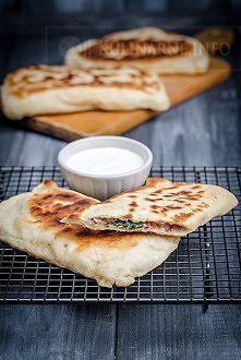 Gozleme – turecki chlebek | Przepisy kulinarne ze zdjęciami
Składniki (6 sztuk)
Ciasto
300 g mąki pszennej
90 ml ciepłej wody
szczypta soli
10 g świeżych drożdży
1 łyżka oliwy
F...