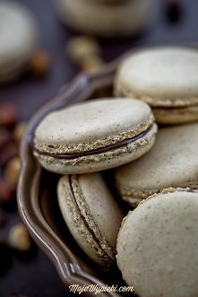 Makaroniki z orzechów laskowych z nutellą
na bezie włoskiej