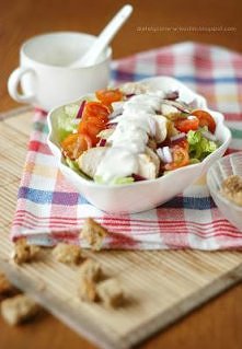 Sałatka z kurczakiem curry i grzankami