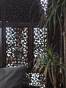 Piękny Parawan, ręcznie rzeźbiony, idealny do podziału przestrzeni.