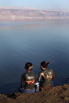 Ludzie będąc nad Morzem Martwym korzystają również z leczniczych właściwości błota z dna