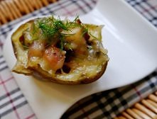 Nadziewane i pieczone ziemniaki z sosem koperkowym.