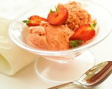 EASY STRAWBERRY ICE CREAM