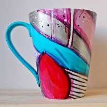 Kubek ręcznie malowany według autorskiego projektu. Wykonany z wysokiej jakości białej porcelany (pojemność około 350ML) Trwała technika zdobienia umożliwia mycie go w zmywarce....