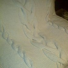 Pled z grubej, miękkiej włóczki, zrobiony na drutach, kolor kremowy, naturalnej wełny, rozmiar 150 cm x 200 cm.
Idealny na chłodne wieczory... :)Te i inne cudowności do kupienia...