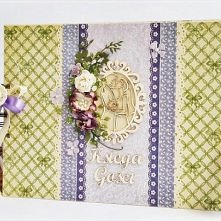 KsięgA na 20 kart (miejsce na około 100 wpisów gości). Księga wykonana jest w całości ręcznie, format A4, sztywna okładka z ozdobną ramką i bukietem kwiatów. W środku kieszonka ...